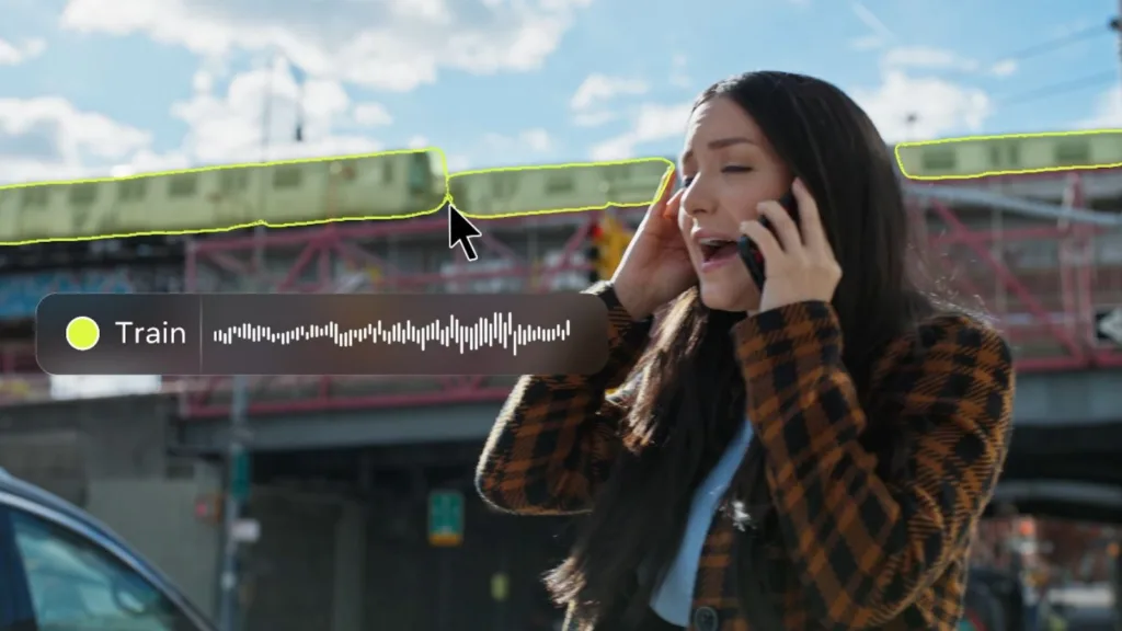 امرأة تتحدث عبر الهاتف في شارع مزدحم مع عناصر توضيحية لعزل الضوضاء، في إشارة إلى تقنية تنقية الصوت بالذكاء الاصطناعي.