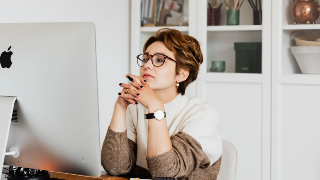 امرأة تعمل على جهاز كمبيوتر في بيئة مكتبية، تعكس طبيعة وظائف تكنولوجيا المعلومات في أوروبا.