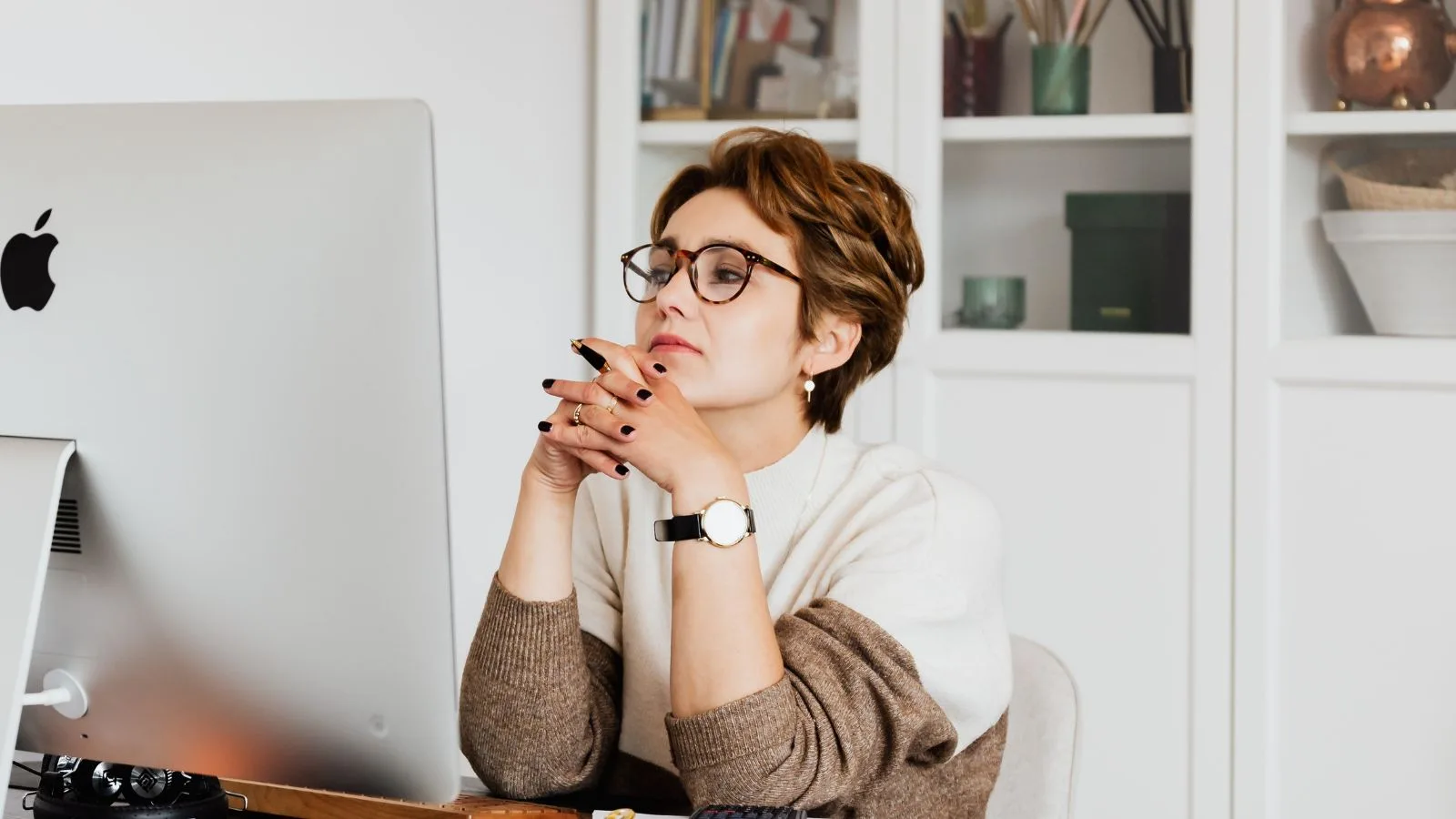 امرأة تعمل على جهاز كمبيوتر في بيئة مكتبية، تعكس طبيعة وظائف تكنولوجيا المعلومات في أوروبا.